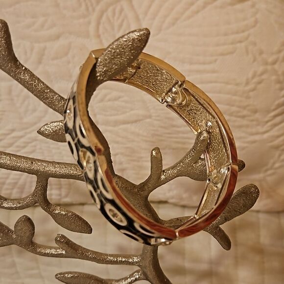 2 bracelets: solid black & geometric print black - Picture 3 of 7